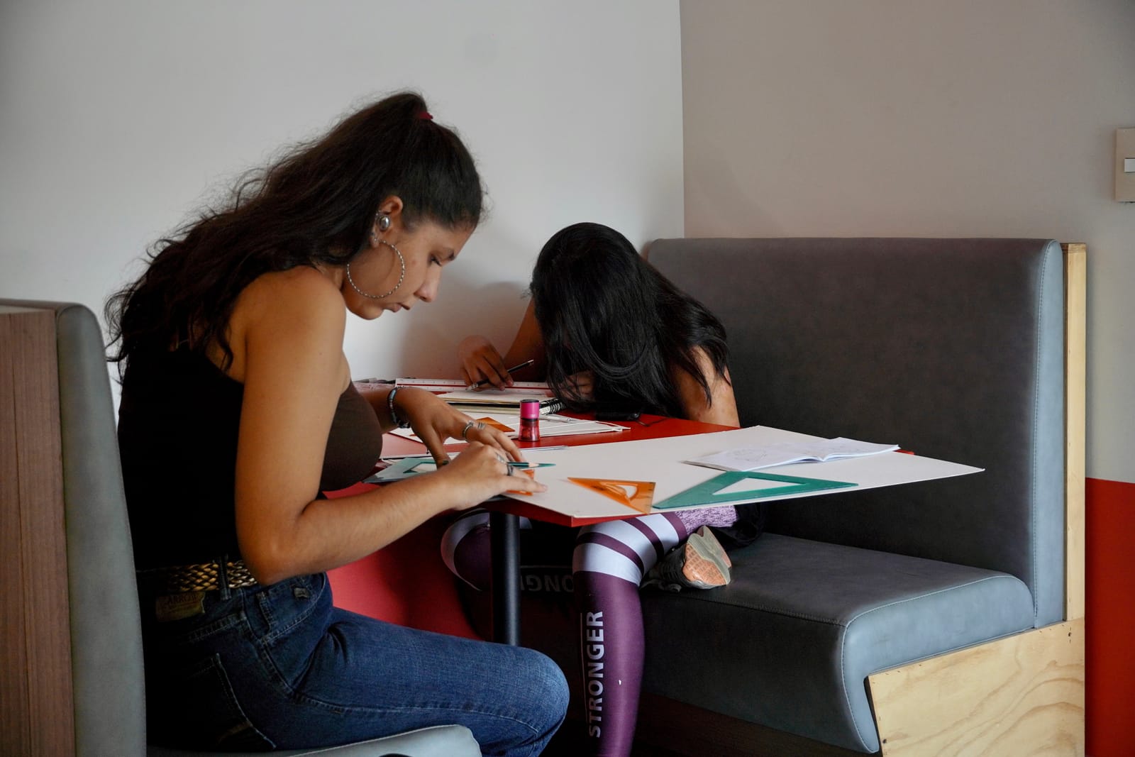 Residentes estudiando juntas en una sala de estudio