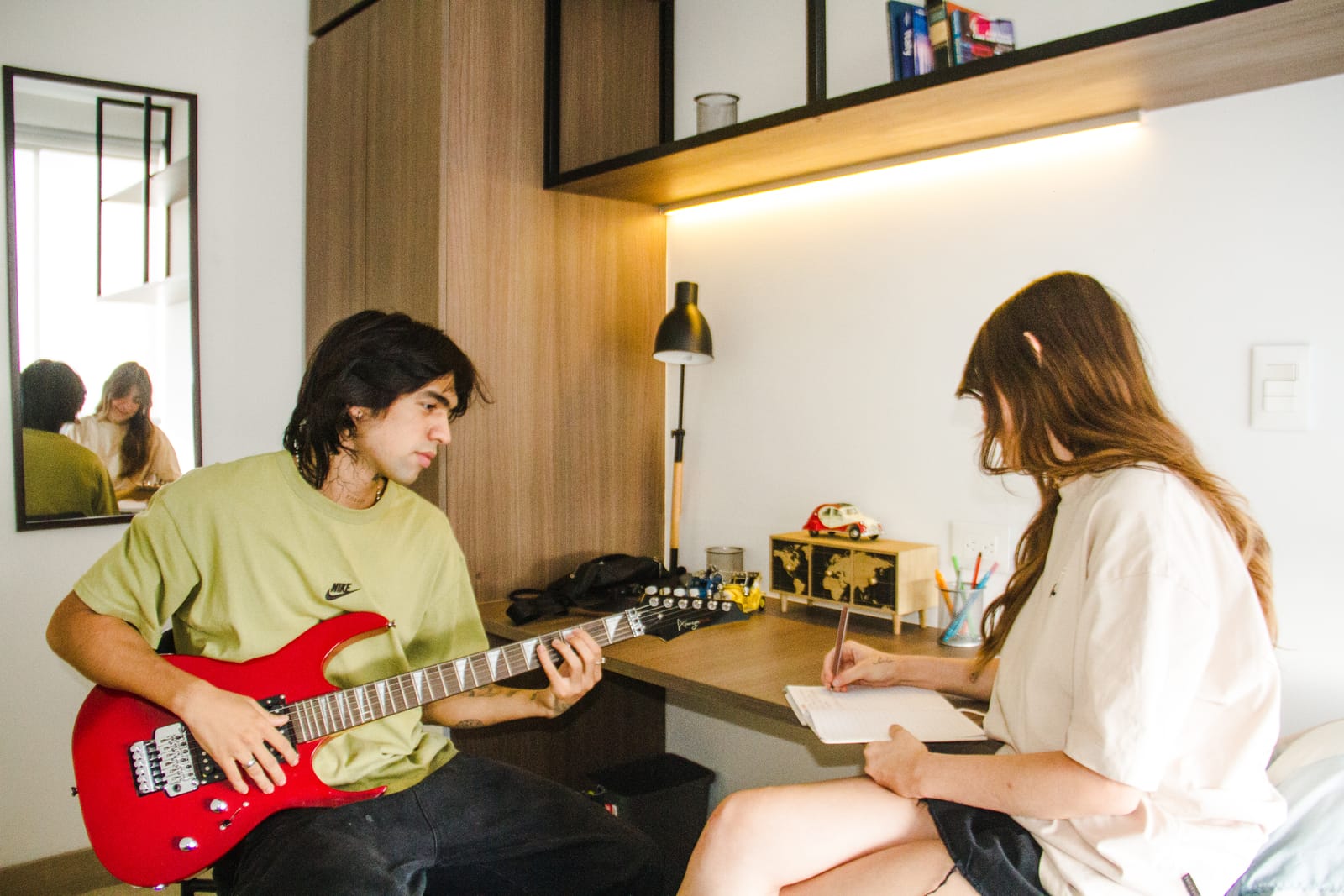 Residentes tocando guitarra en su apartamento