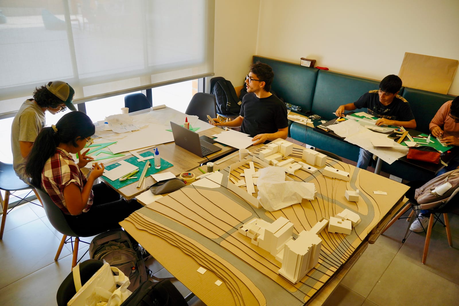 Residentes trabajando juntos en sus maquetas